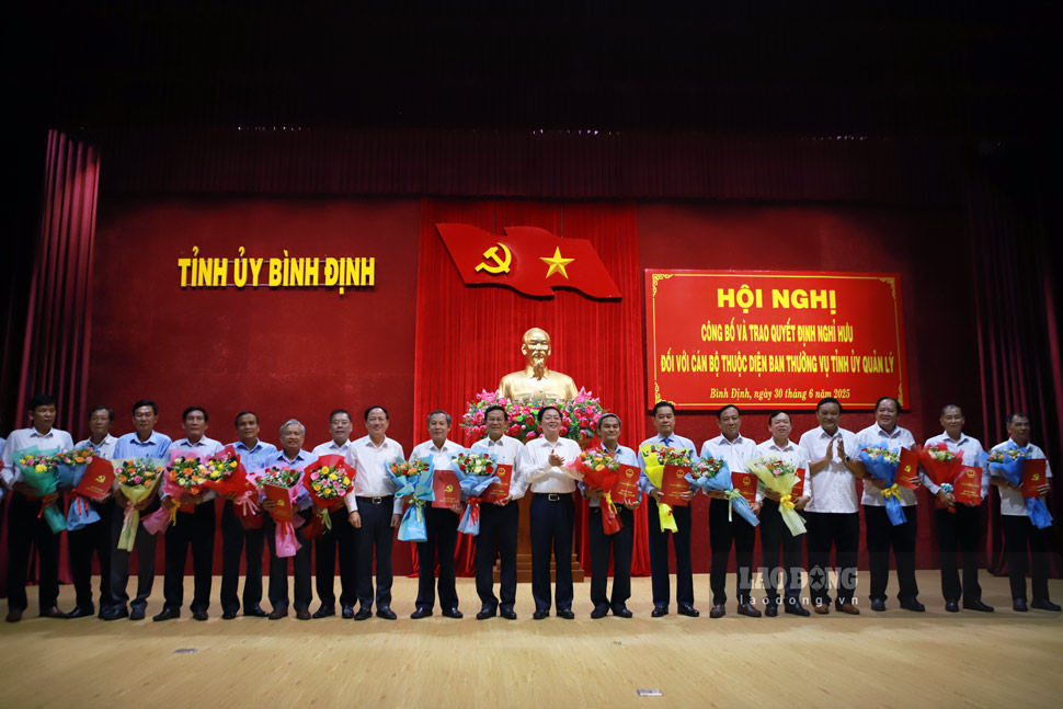 Trao Quyet dinh nghi huu cho lanh dao cac so, nganh