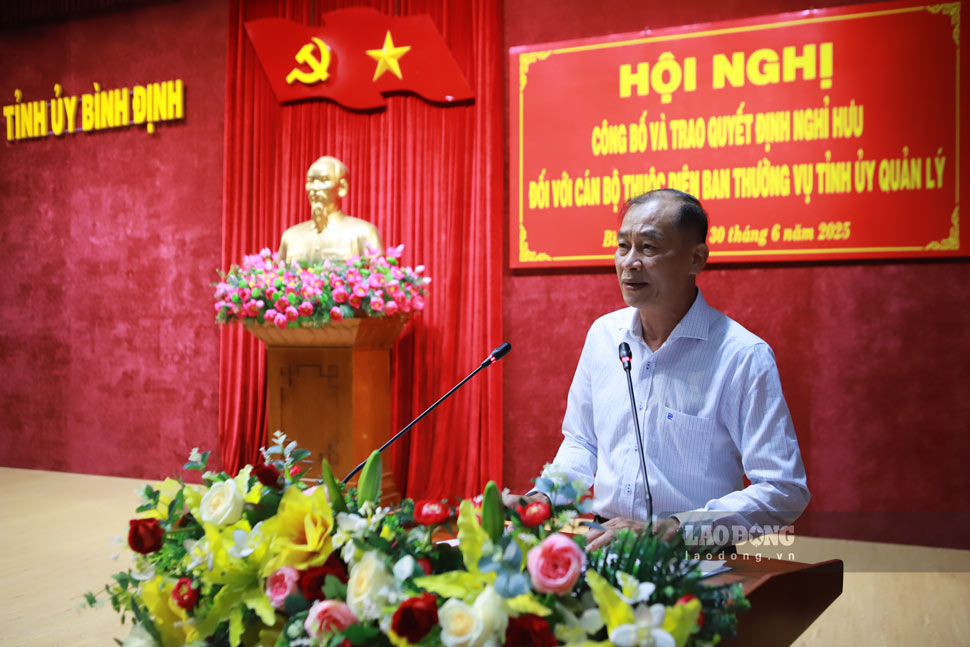 Giam doc So Noi vu Binh Dinh Le Minh Tuan cong bo cac quyet dinh nghi huu truoc tuoi. Anh: Hoai Phuong