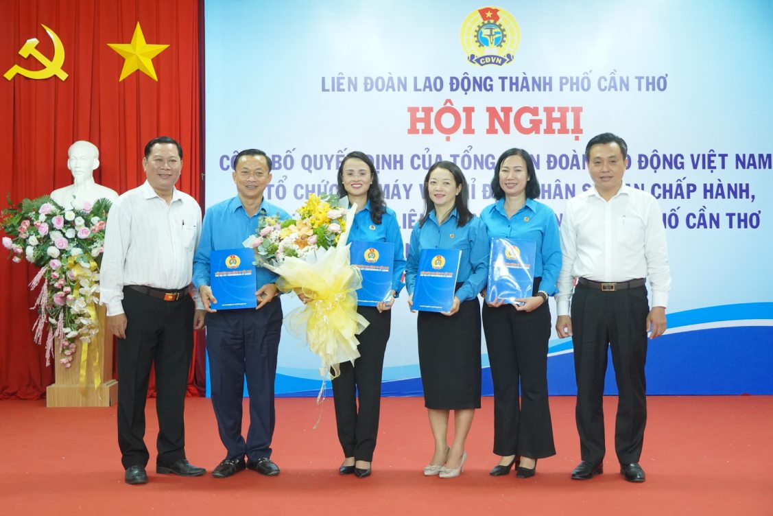 Chu tich LDLD TP Can Tho va cac Pho Chu tich nhan Quyet dinh. Anh: Ta Quang