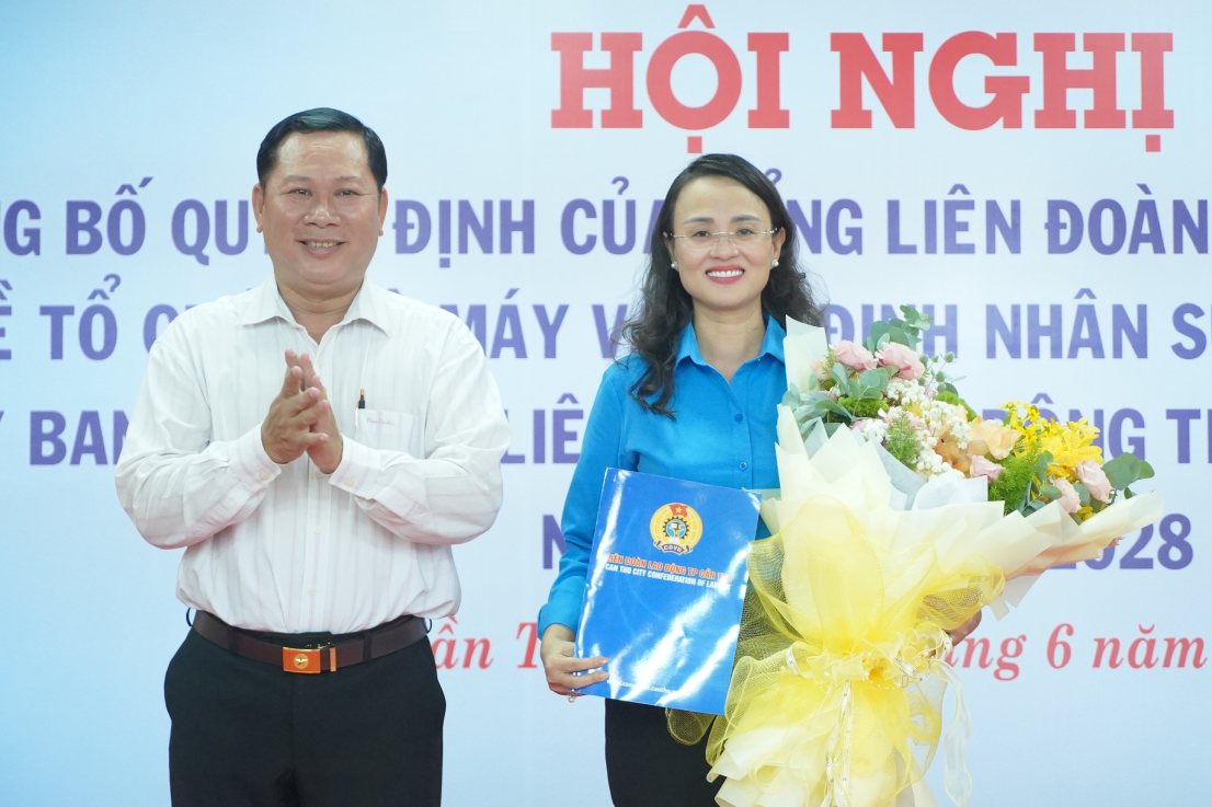 Ong Le Nguyen Sinh Nhut – Pho Chu tich Uy ban MTTQ Viet Nam TP Can Tho trao Quyet dinh cho ba Le Thi Suong Mai. Anh: Ta Quang