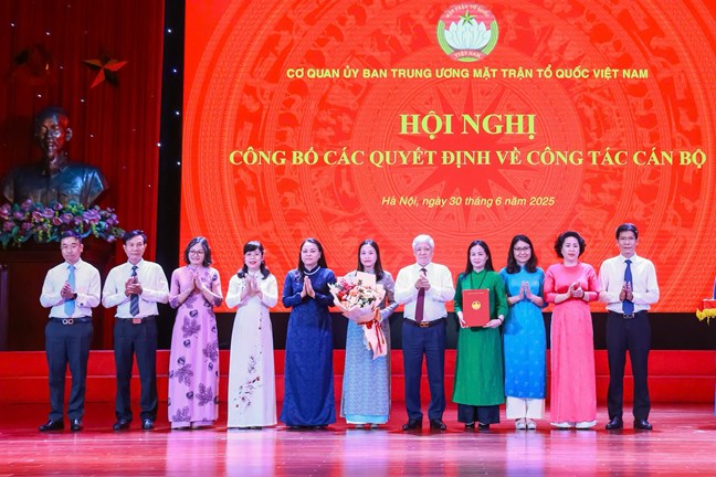 Ong Do Van Chien - Uy vien Bo Chinh tri, Bi thu Trung uong Dang, Bi thu Dang uy MTTQ, cac doan the Trung uong, Chu tich Uy ban Trung uong MTTQ Viet Nam, Thu truong co quan va ba Nguyen Thi Thu Ha - Uy vien Trung uong Dang, Pho Bi thu Thuong truc Dang uy MTTQ, cac doan the Trung uong, Pho Chu tich – Tong Thu ky UBTU MTTQ Viet Nam, Pho Thu truong Thuong truc co quan trao Quyet dinh cho Ban To chuc - Kiem tra. Anh: Bao Han