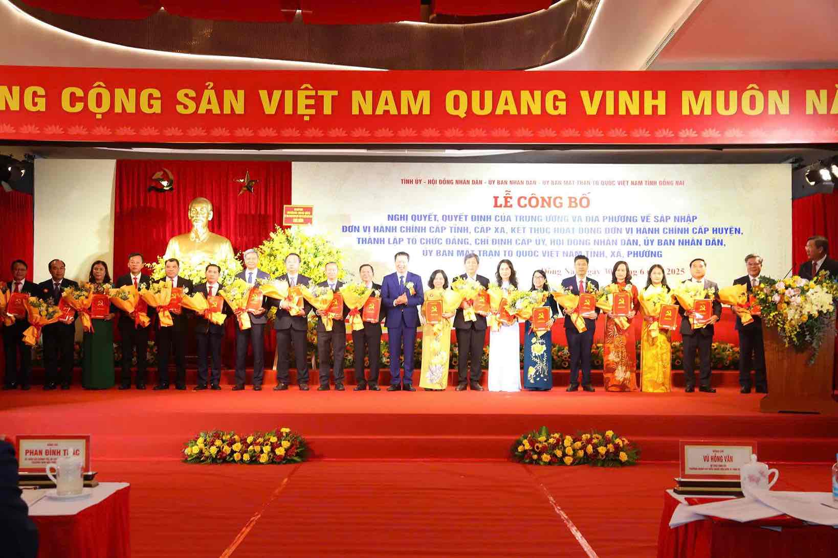 Mme Nguyen Thi Nhu Y reçoit la decision de devenir secretaire du comite du parti du quartier de Long Hung province de Dong Nai. Photo : HAC