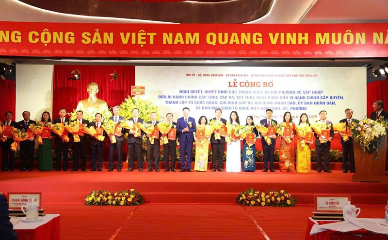 Ms. Nguyen Thi Nhu Y received the decision to become Secretary of the Party Committee of Long Hung Ward, Dong Nai Province. Photo: HAC