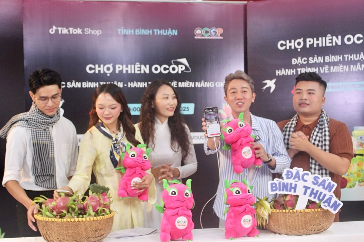Cac nha sang tao noi dung noi bat dang livestream cac dac san Binh Thuan. Anh: Pham Duy