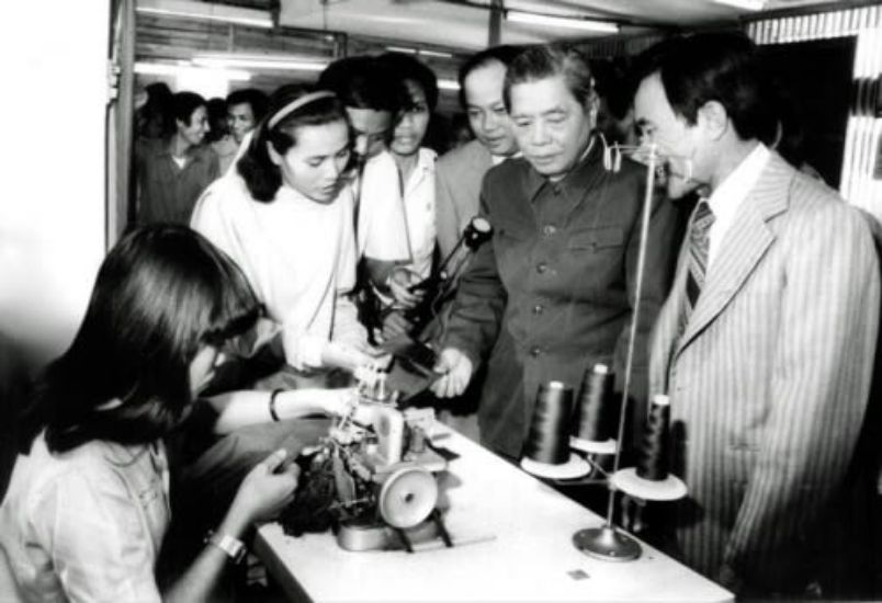 Le secretaire general Nguyen van Linh a visite Minh Chau Private Garment Enterprise lors de la visite et du travail a Quang Nam - Da Nang Province, 1987. Photo: Documentation
