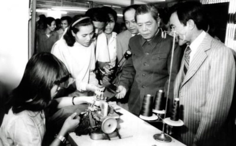 General Secretary Nguyen Van Linh visited Minh Chau Private Garment Enterprise during a working visit to Quang Nam - Da Nang province in 1987. Photo: Document