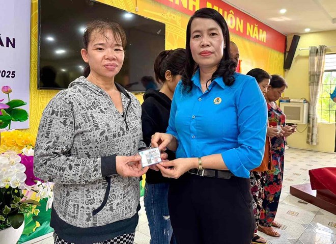 Les cadres du syndicat de la province de Dong Nai offrent des cartes d'assurance maladie aux proches des membres du syndicat. Photo : Syndicat de Dong Nai