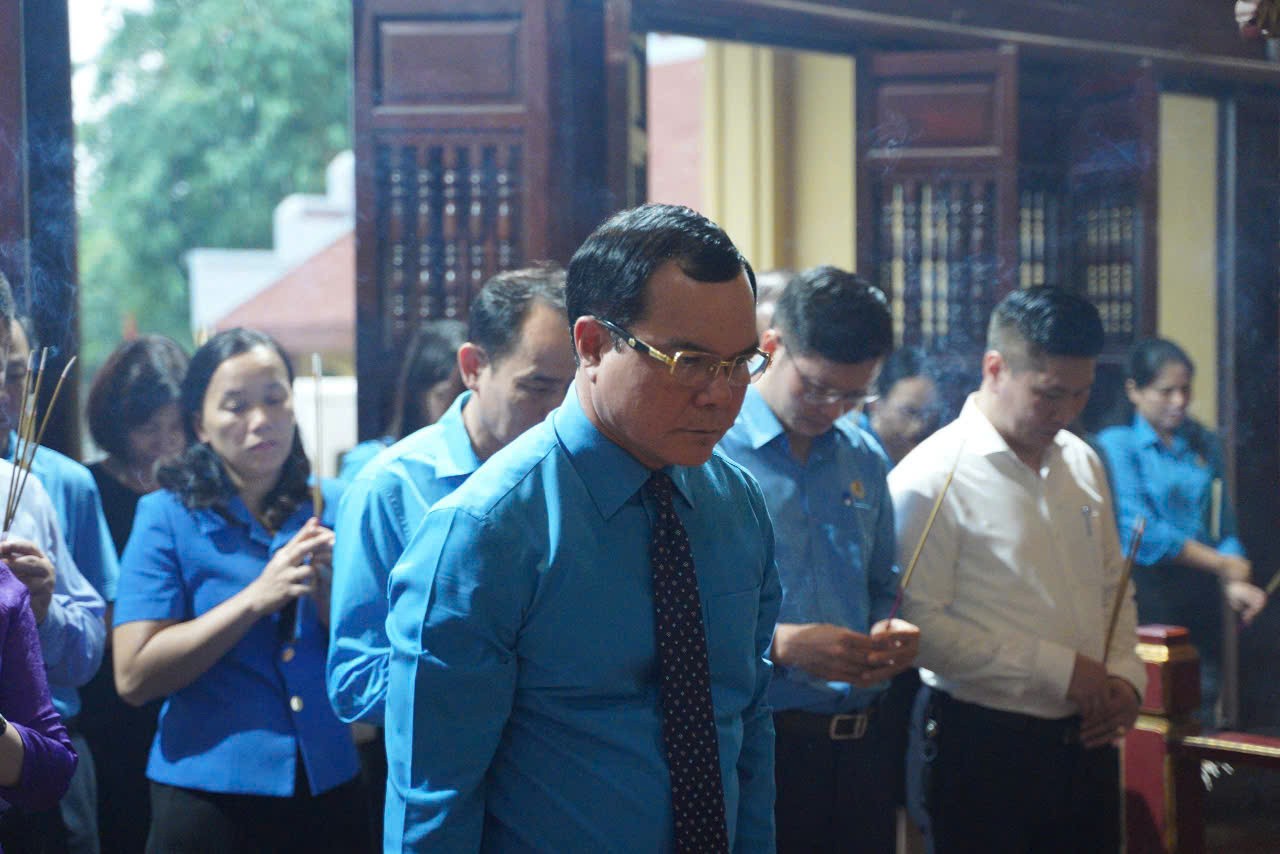 La delegation de travail de la Confederation generale du travail du Vietnam dirigee par le camarade Nguyen Dinh Khang - membre du Comite central du Parti president de la Confederation generale du travail du Vietnam - s'est rendue pour deposer des fleurs en memoire du camarade Nguyen Van Linh dans le batiment commemoratif de la commune de Nguyen Van Linh district de Yen My (Hung Yen). Photo : Quynh Chi