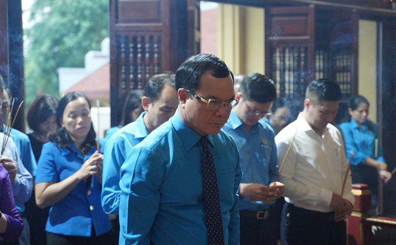 The working delegation of the Vietnam General Confederation of Labor led by Comrade Nguyen Dinh Khang - Member of the Party Central Committee, President of the Vietnam General Confederation of Labor offered incense to commemorate Comrade Nguyen Van Linh at the memorial house in Nguyen Van Linh commune, Yen My district (Hung Yen). Photo: Quynh Chi