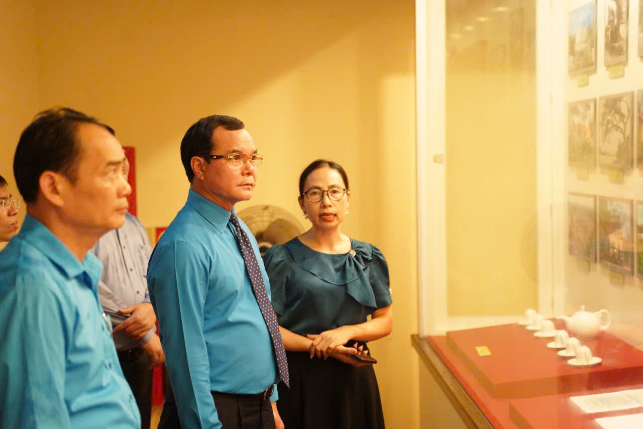 Doan cong tac cua Tong Lien doan Lao dong Viet Nam tham tai Nha luu niem dong chi Nguyen Van Linh. Anh: Quynh Chi