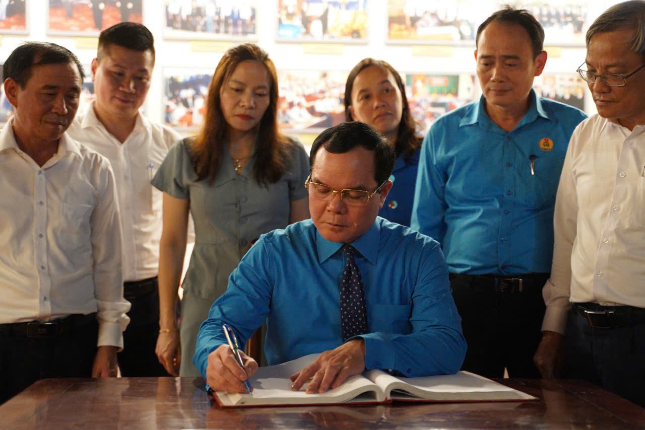 Dong chi Nguyen Dinh Khang, Uy vien Trung uong Dang, Chu tich Tong Lien doan Lao dong Viet Nam ghi luu but tai Nha luu niem dong chi co Tong Bi thu Nguyen Van Linh. Anh: Quynh Chi