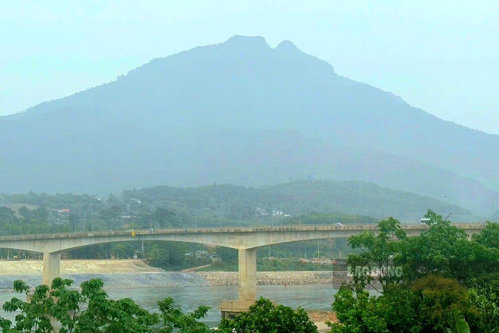 Cau Dong Quang noi nui Tan, song Da. Anh: To Cong.