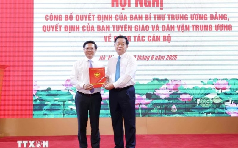 Mr. Nguyen Trong Nghia - Politburo member, Secretary of the Party Central Committee, Head of the Central Propaganda and Mass Mobilization Commission presented the Secretariat's Decision to Mr. Tran Thanh Lam. Photo: VNA