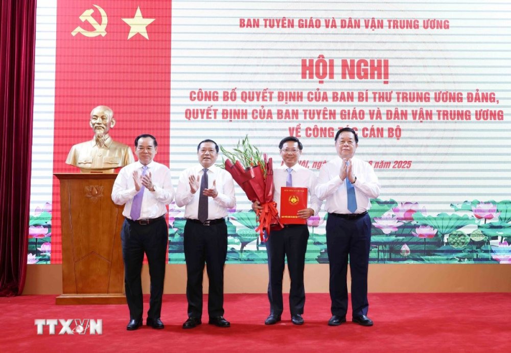 Cac lanh dao Ban Ban Tuyen giao va Dan van Trung uong chuc mung ong Tran Thanh Lam. Anh: TTXVN