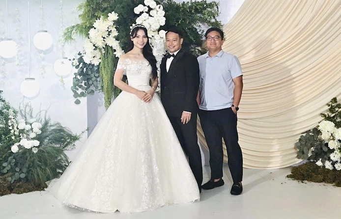 Vu Hong Viet 코치가 결혼식을 올리고 있습니다. 사진: Quynh Anh