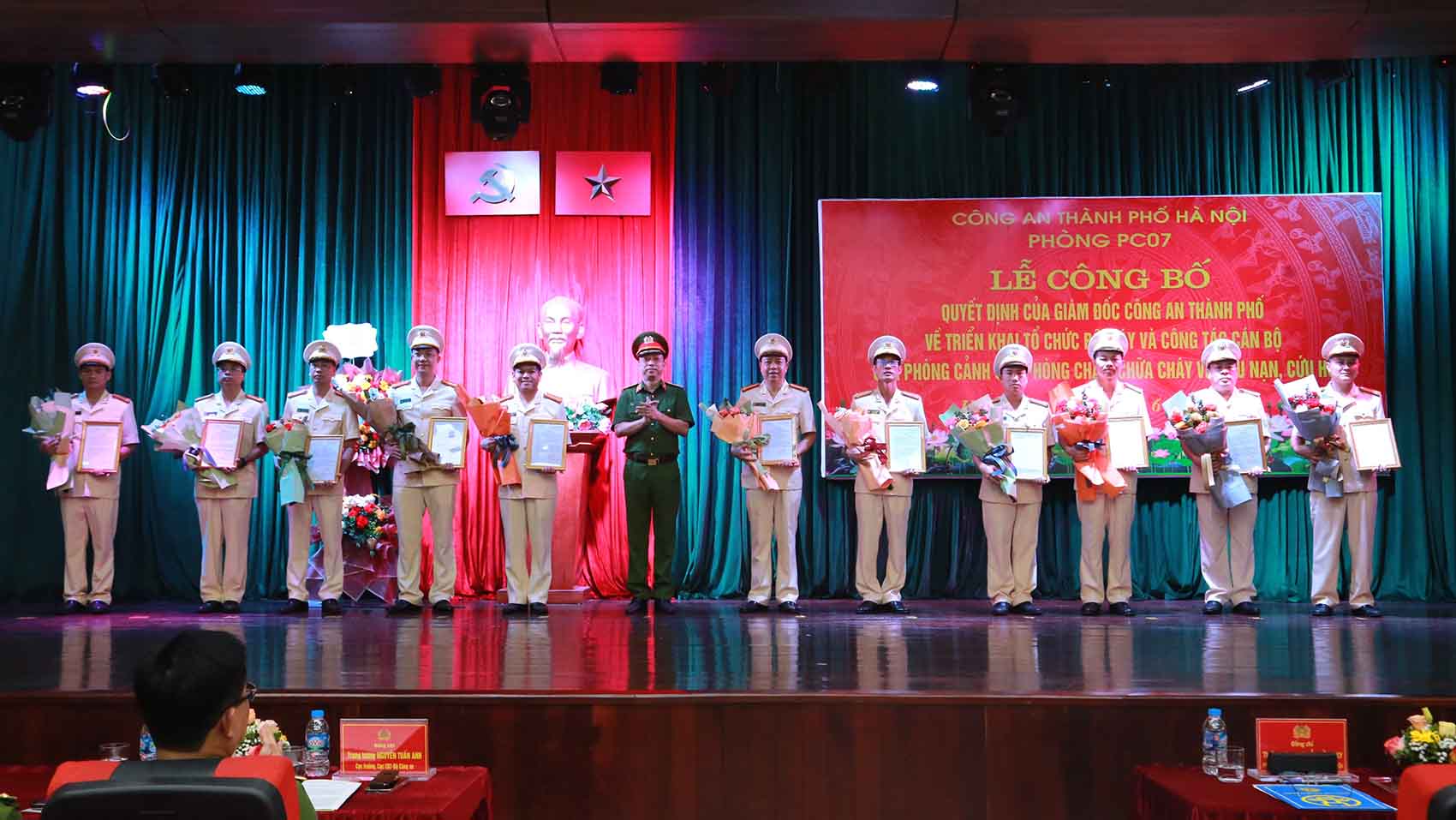ハノイ市警察は、この決定を、34人の消防隊と救助隊の司令官に渡しました。写真：ハノイ警察