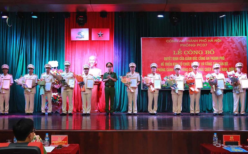 Hanoi City Police presented the Decisions to 34 Commanders of the Fire Fighting and Rescue Teams in the area. Photo: Hanoi Police