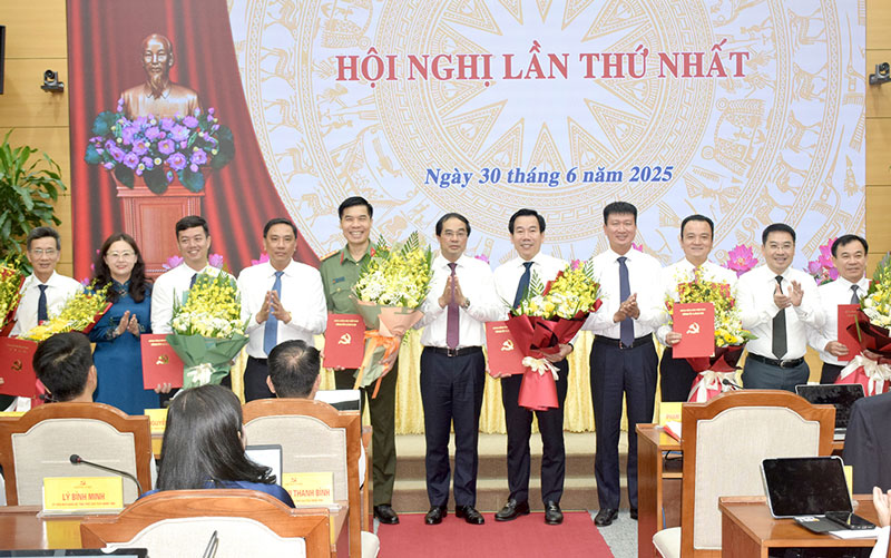 Trao quyet dinh thanh lap cac co quan chuyen trach tham muu, giup viec Tinh uy; Bao va Phat thanh, Truyen hinh Lao Cai; Truong Chinh tri tinh...Anh: Van Duc