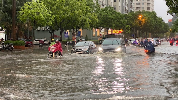 Tai pho Dich Vong, nuoc ngap qua nua banh xe o to, cac phuong tien di chuyen kho khan.