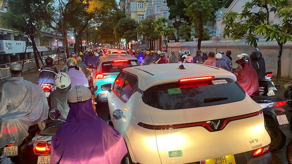 Tai tuyen duong Nguyen Khang, Ha Noi un tac keo dai, phuong tien di chuyen kho khan. Anh: Hanh Thom