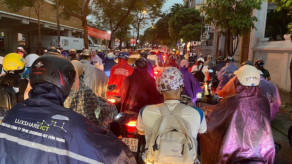 Chieu toi 30.6, mua to keo dai nhieu noi tren dia ban thanh pho Ha Noi khien nhieu tuyen pho ngap sau dan toi tinh trang un tac nghiem trong vao toi nay. Anh: Viet Anh.