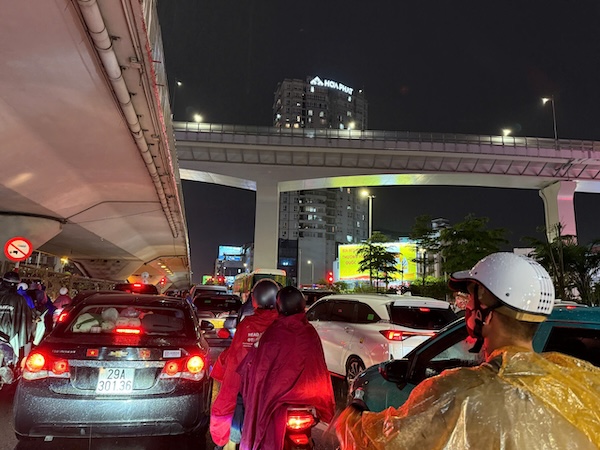 大雨により、ハノイの多くの通りが局地的に渋滞しています.