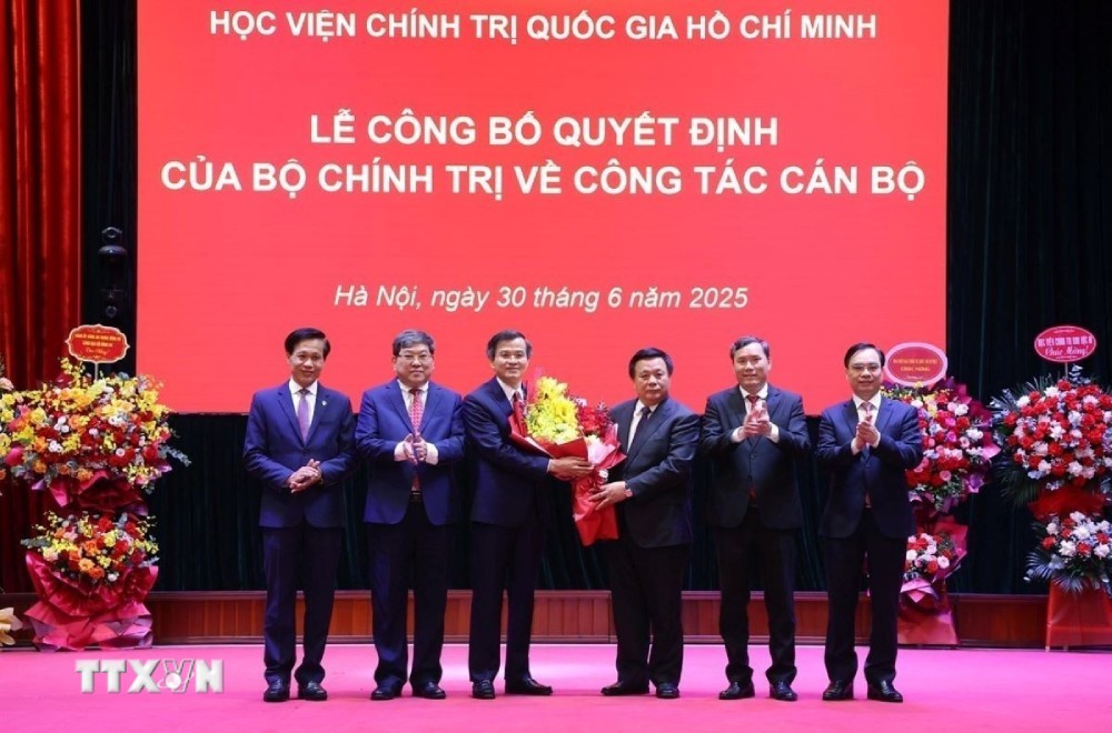 Ban lanh dao Hoc vien Chinh tri quoc gia Ho Chi Minh chuc mung ong Doan Minh Huan. Anh: Van Diep/TTXVN