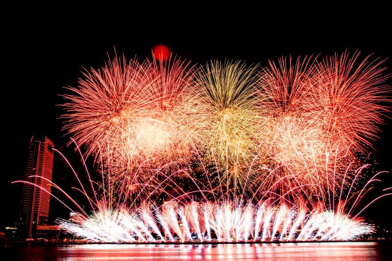 El cielo del rio Han brillaba con fuegos artificiales para dar la bienvenida a la nueva ciudad de Da Nang. Foto: Tran Thi
