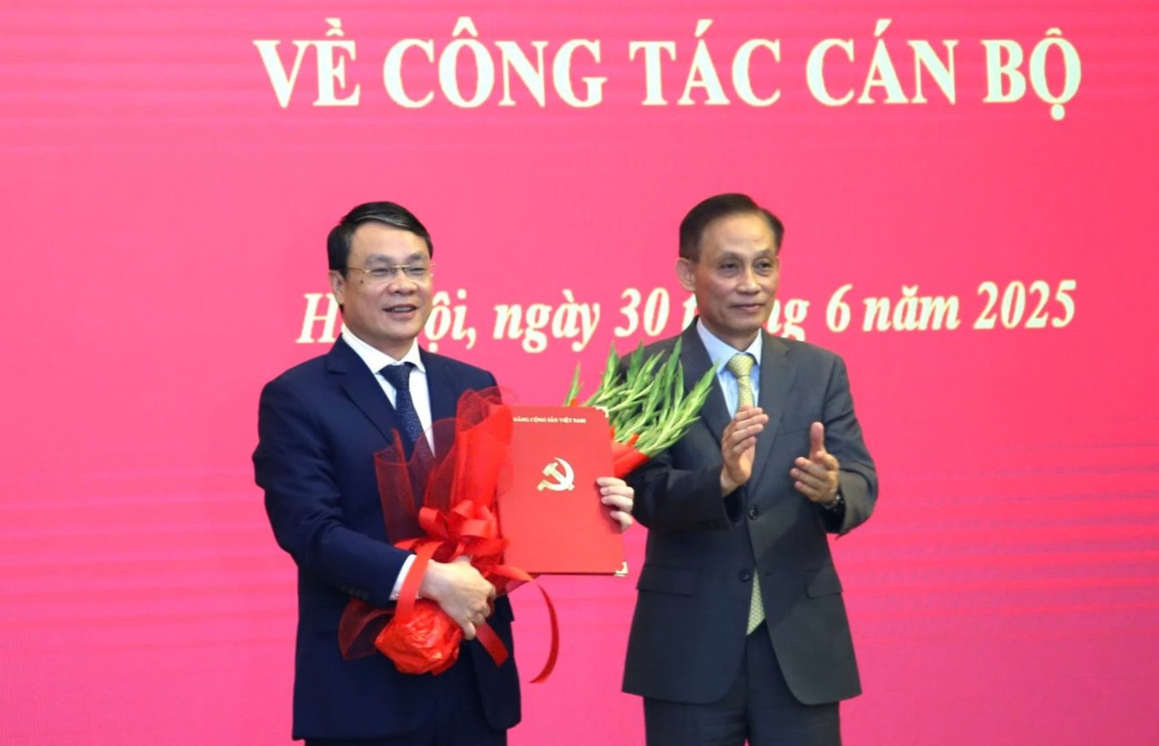 Mr. Le Hoai Trung - Secretary of the Party Central Committee, Chief of the Party Central Committee Office presented flowers and presented the Decision to Mr. Dang Khanh Toan. Photo: Hong Ngoc