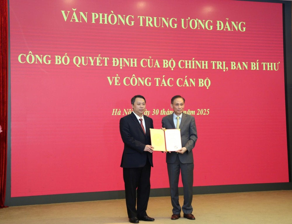 Ong Le Hoai Trung trao Quyet dinh cho ong Nguyen Huy Dung. Anh: Hong Ngoc