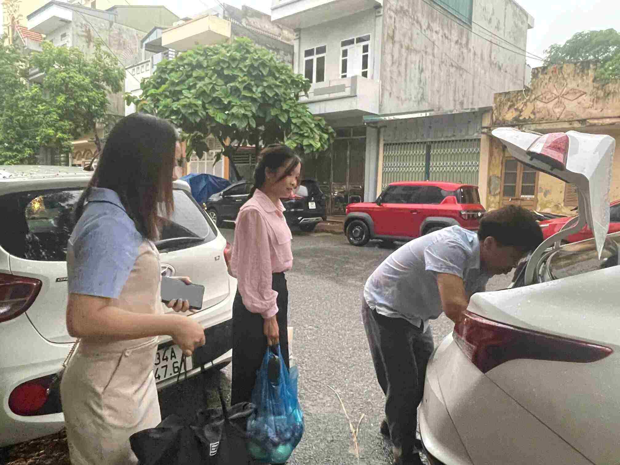Hai Duong Provincial Youth Unionの女性職員は、Hai Phong Cityの新しい本社で働くために、早朝に車から家具を準備し、家具を準備しました。写真：マイフオン