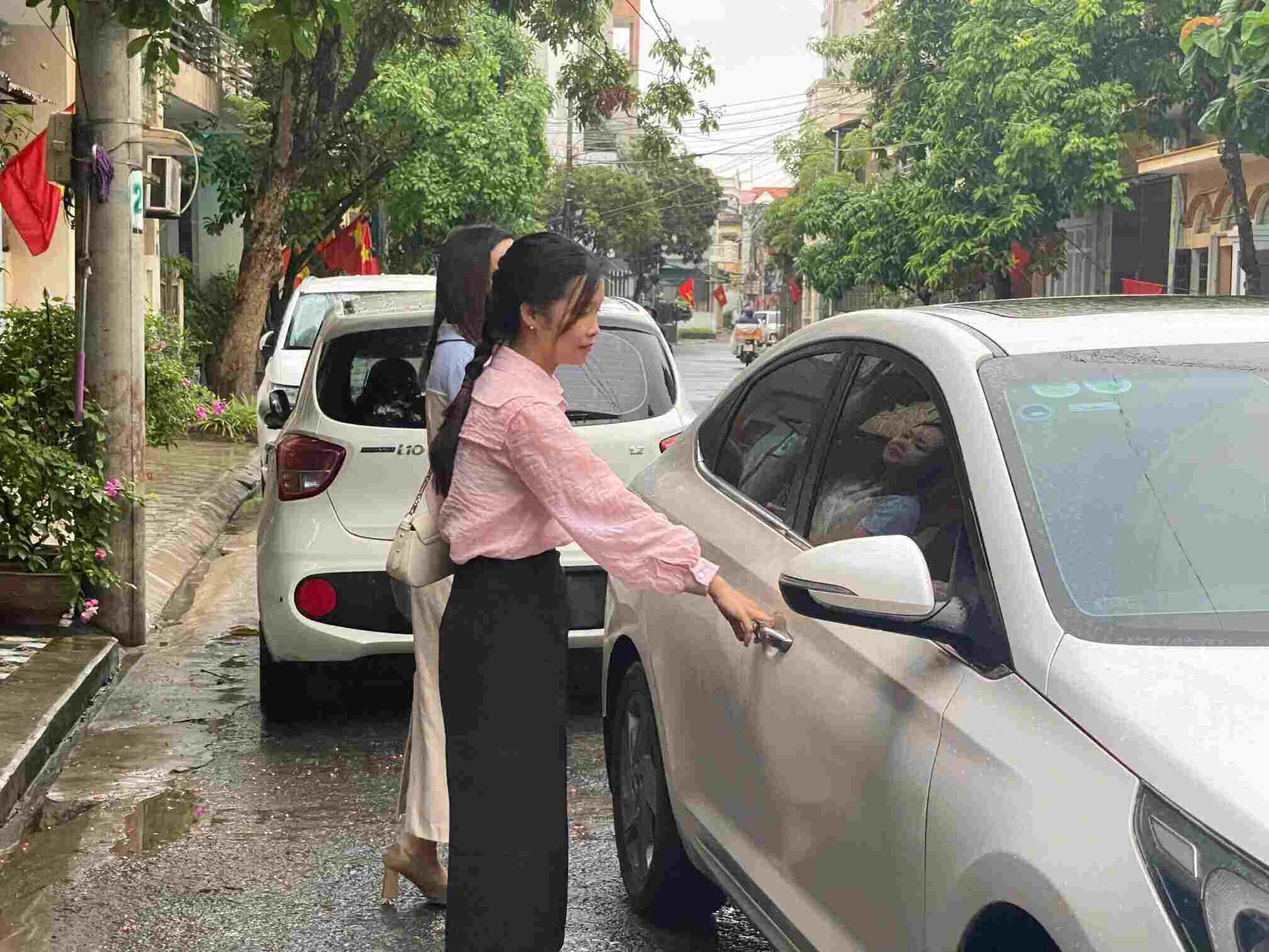 Chi Thu va chi Ngoc Anh len duong den noi lam viec moi. Anh: Mai Huong