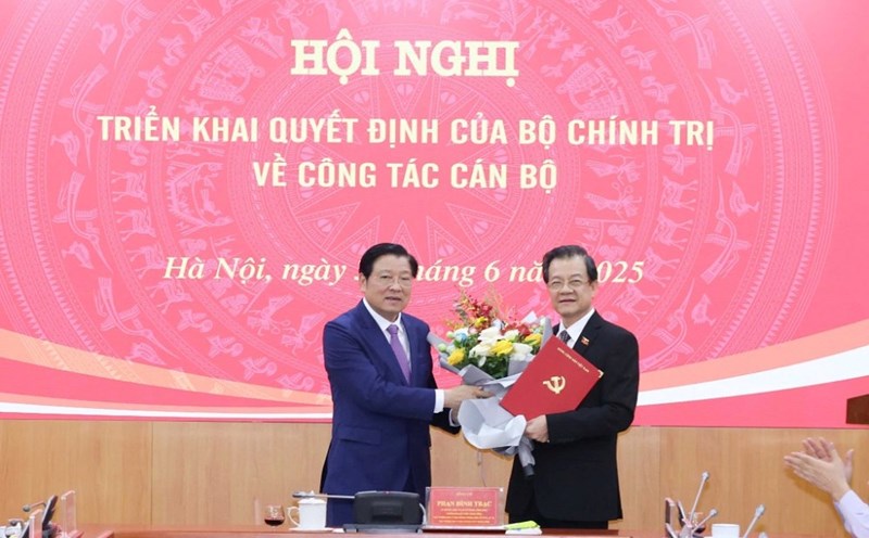 Mr. Phan Dinh Trac - Politburo member, Secretary of the Party Central Committee, Head of the Central Internal Affairs Commission - presented the Decision and presented flowers to congratulate Mr. Le Hong Quang. Photo: Dang Phuoc