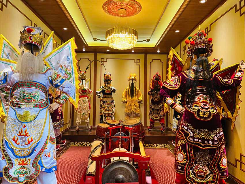 The transformation of street artists. Photo: Mi Lan