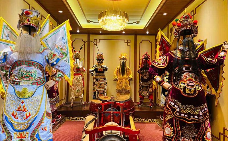 The transformation of street artists. Photo: Mi Lan