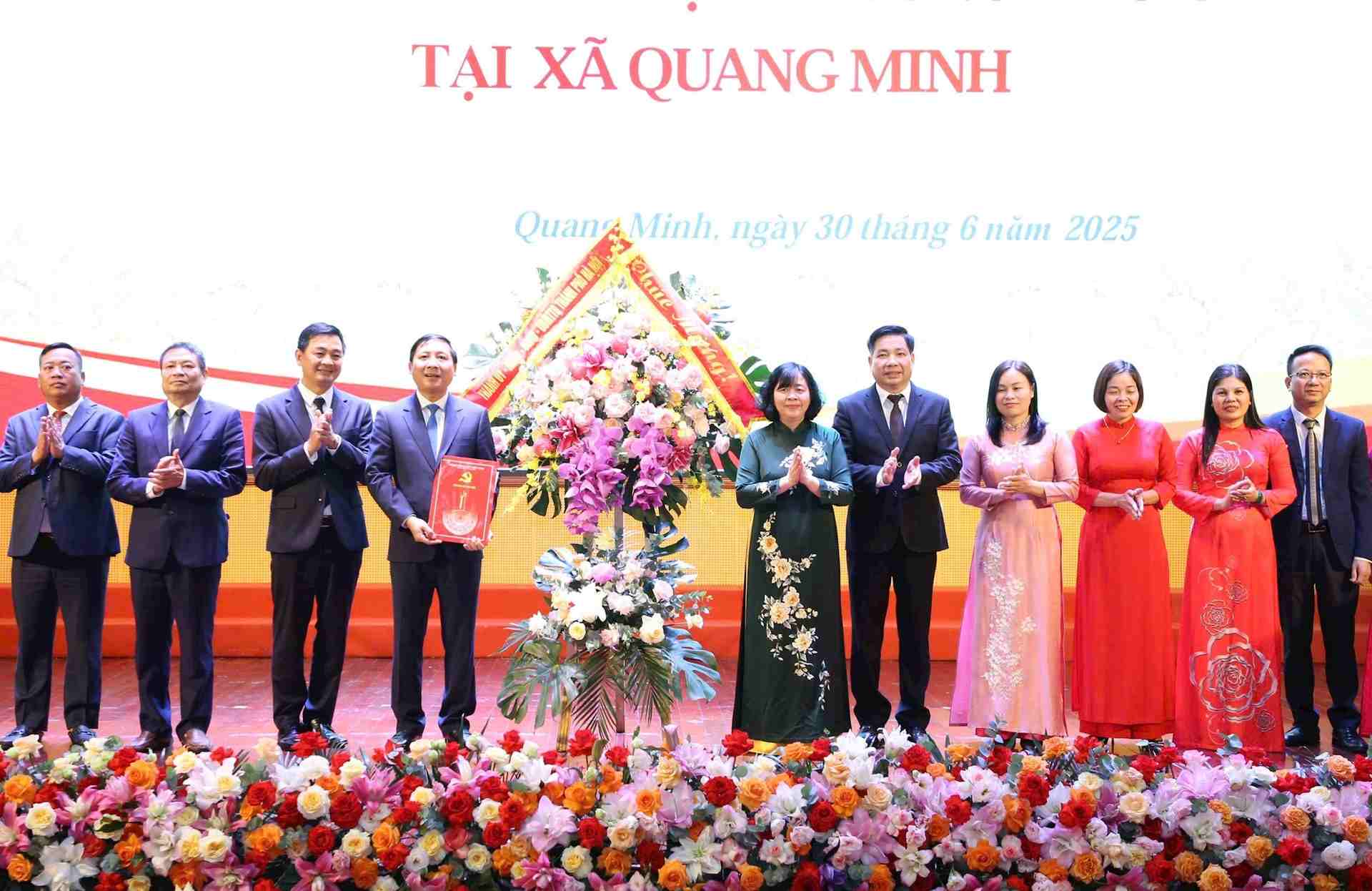 Bi thu Thanh uy Ha Noi Bui Thi Minh Hoai chuc mung Ban Chap hanh Dang bo xa Quang Minh. Anh: Viet Thanh