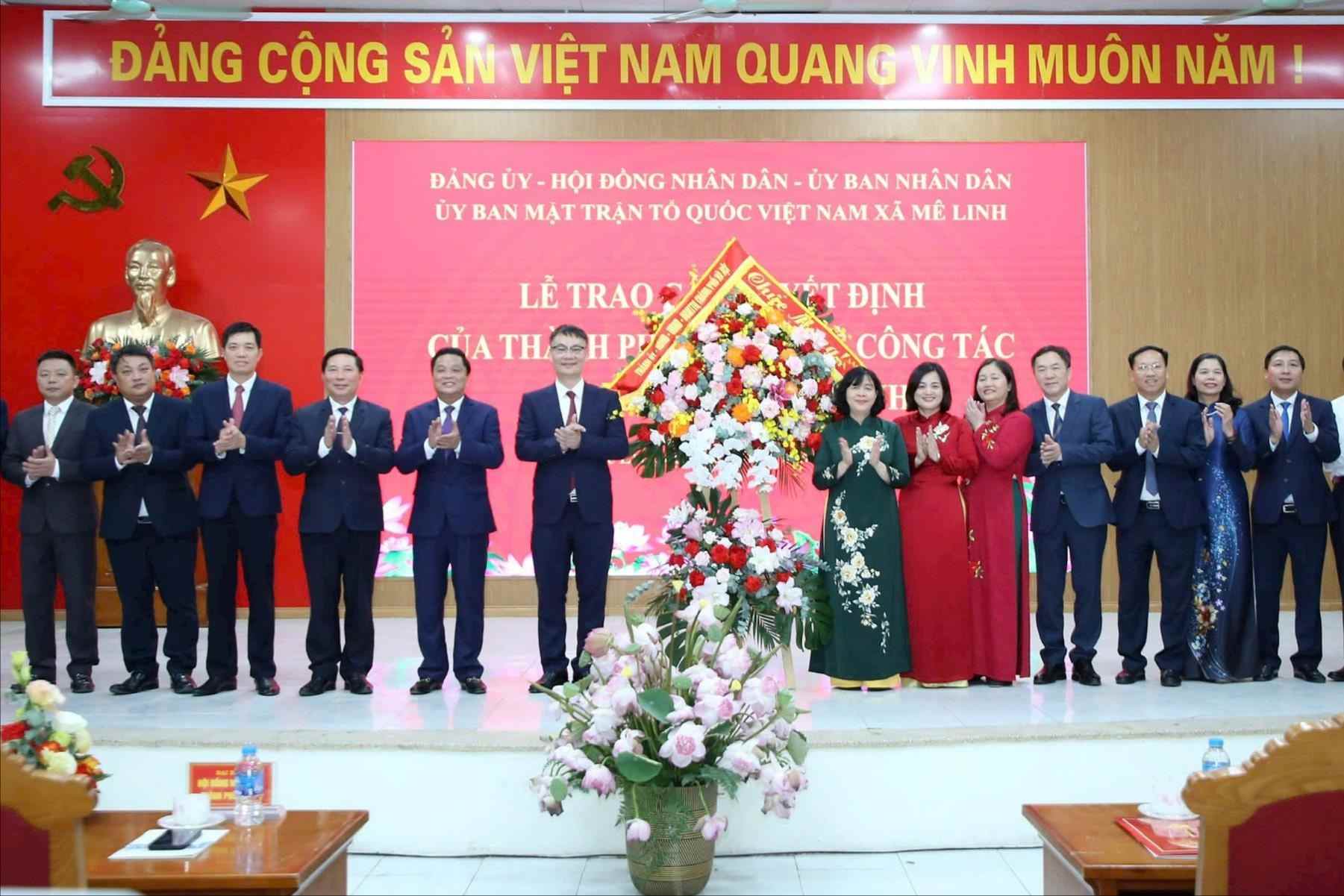 Bi thu Thanh uy Ha Noi Bui Thi Minh Hoai trao cac quyet dinh cho Ban Chap hanh Dang bo xa Me Linh. Anh: Viet Thanh