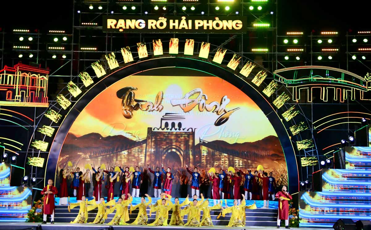 ハイフォン省とハイフォン市を統合するイベントを歓迎する「Rang ro Hai Phong」芸術プログラムの文化パフォーマンス。写真:ハイフォン市情報ポータルサイト