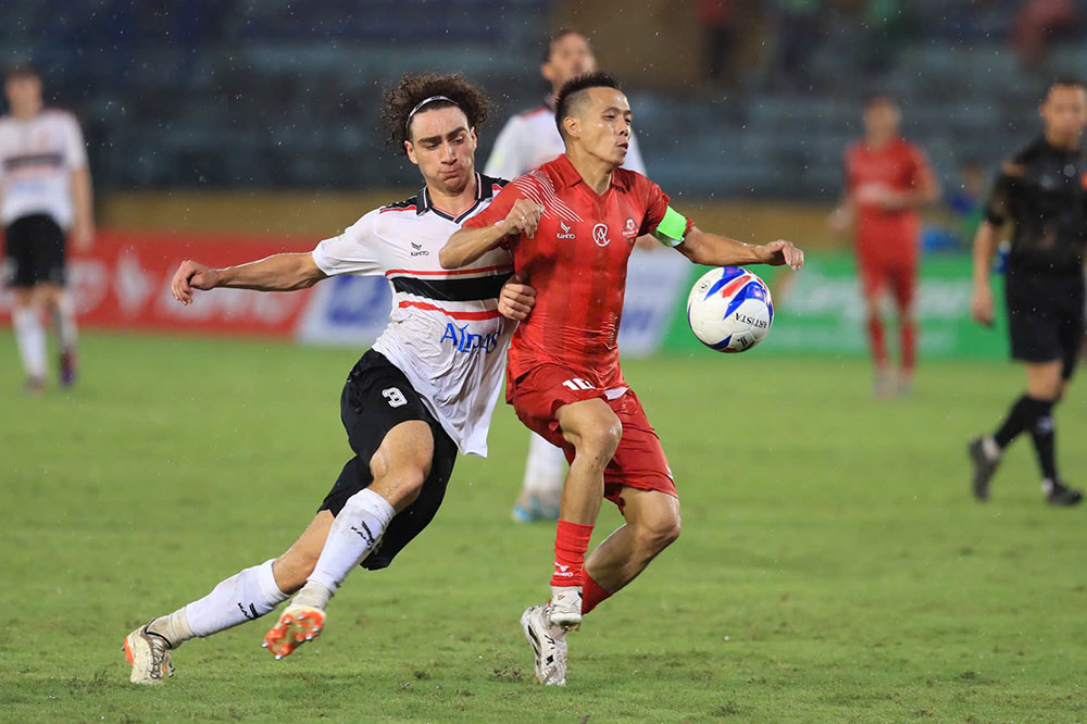 Van Quyet co ngay thi dau choi sang truoc doi Huyen thoai Man United. Anh: Minh Dan