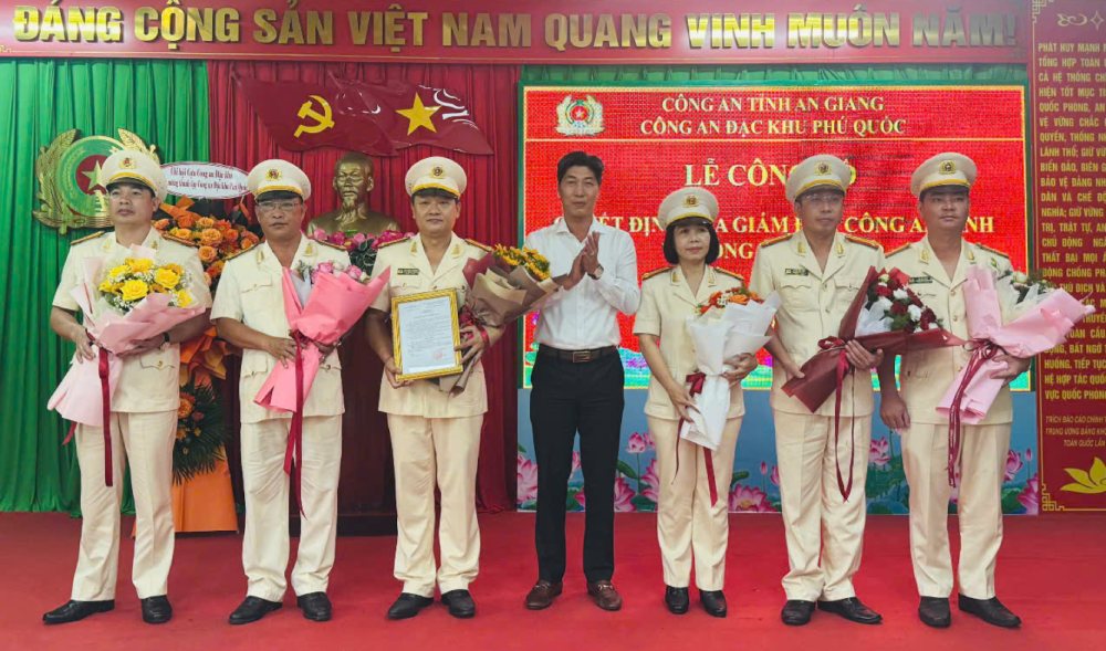 Nguyen Le Quoc Toan 푸 특별 구역 인민위원회 부위원장이 푸 특별 구역 경찰 지휘부에 꽃을 전달하며 축하하고 있습니다. 사진: 푸 특별 구역 경찰