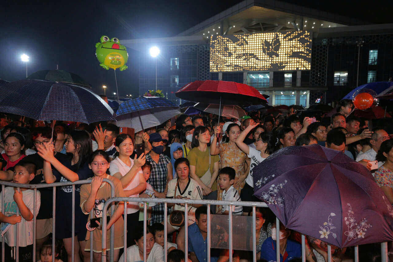 ハイズオンの人々は花火を見に熱狂し、変化の瞬間を祝う音楽を楽しんだ。写真:Mai Huong