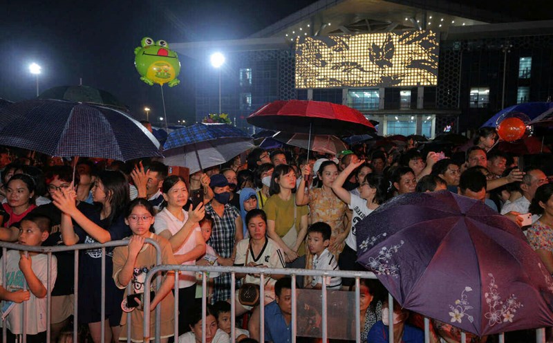 Hai Duong people eagerly watched fireworks and music to celebrate the change. Photo: Mai Huong