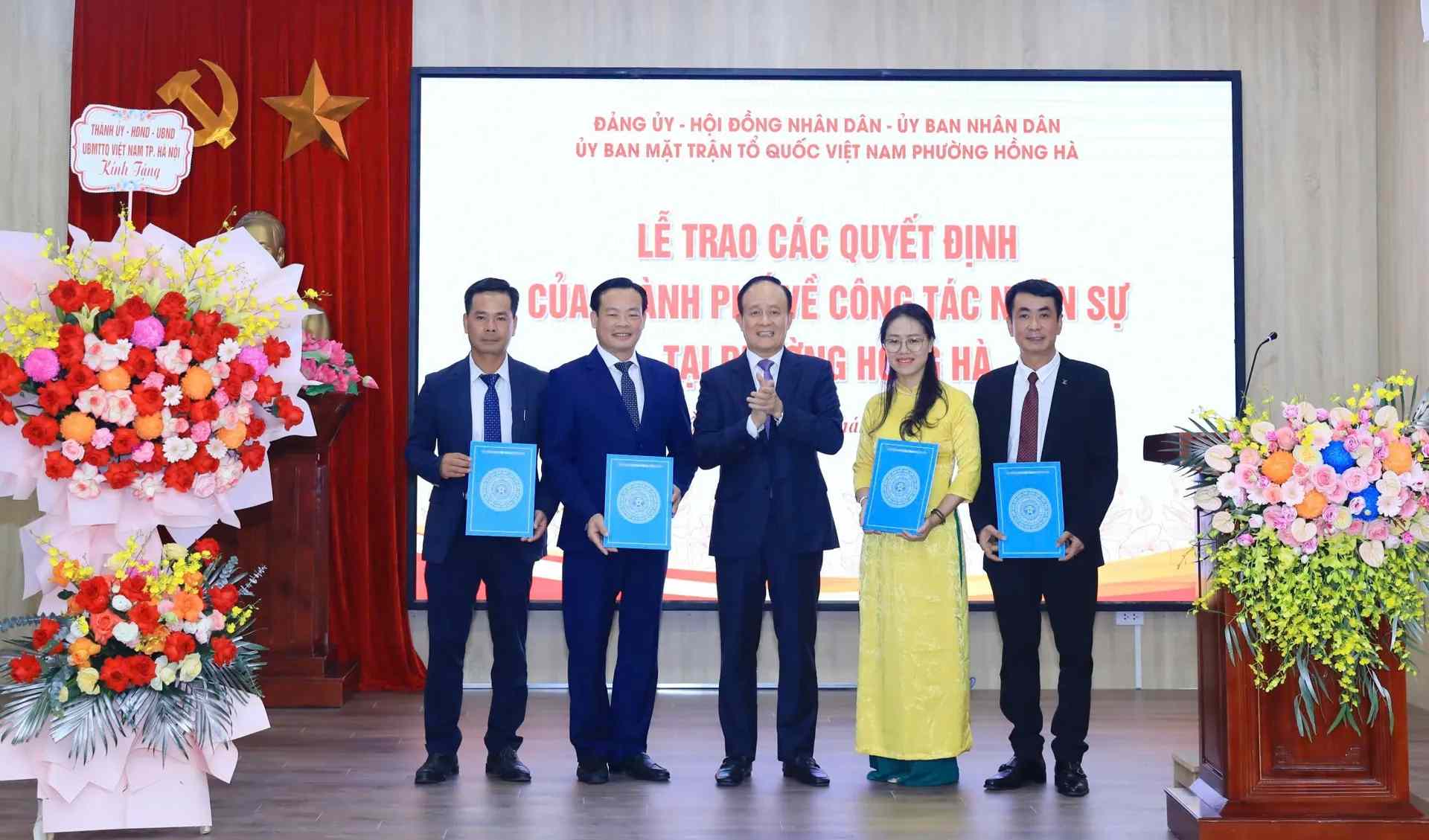 하노이시 당위원회 부서기이자 인민의회 의장인 Nguyen Ngoc Tuan 씨가 홍하동의 주요 간부들에게 결정과 결의안을 전달하고 있습니다. 사진: Thinh An