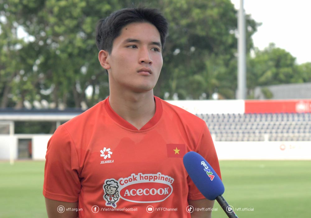 Nguyen Ngoc My tra loi phong van bao chi. Anh: VFF