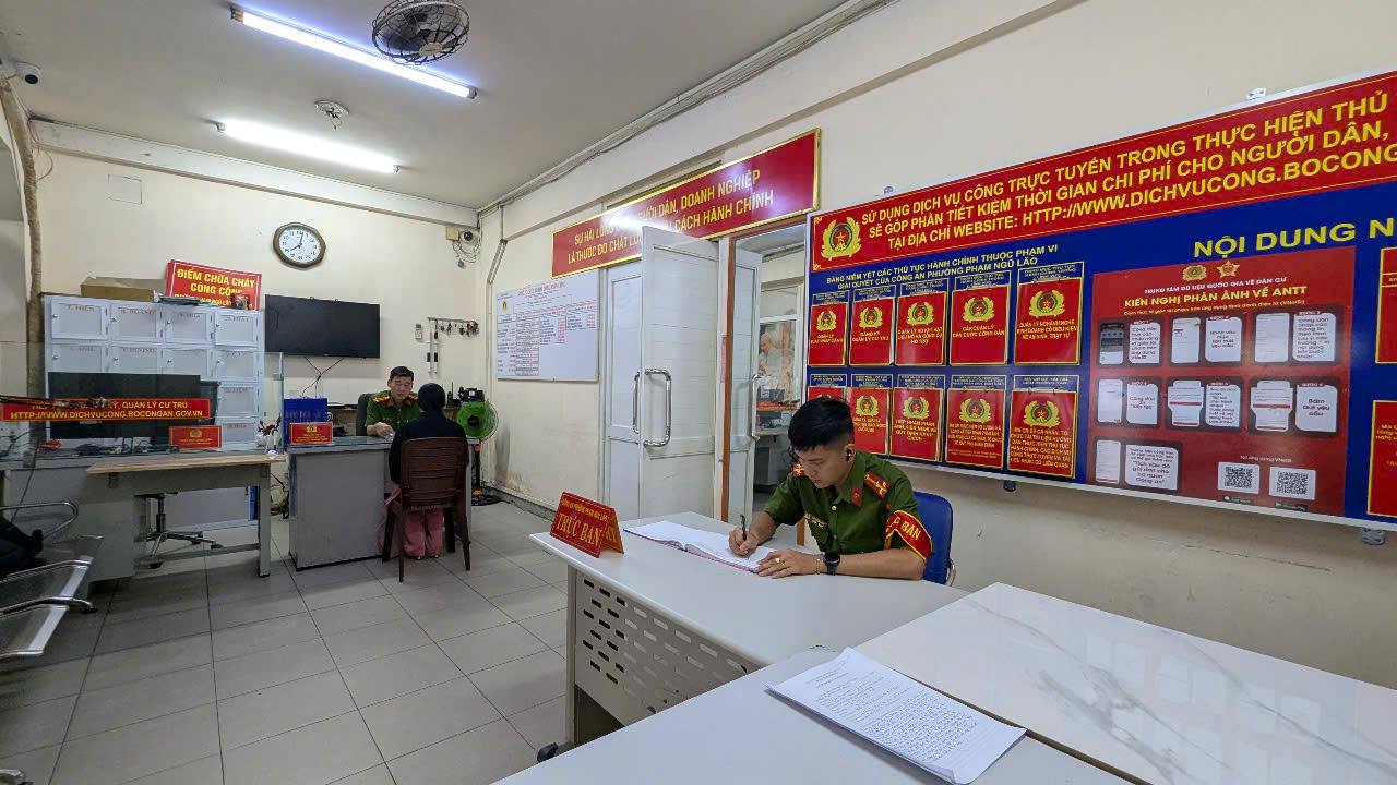 ホーチミン市警察は、168のコミューン警察本部とホーチミン市警察の10の警察署の住所を発表したばかりです。写真：anh tu