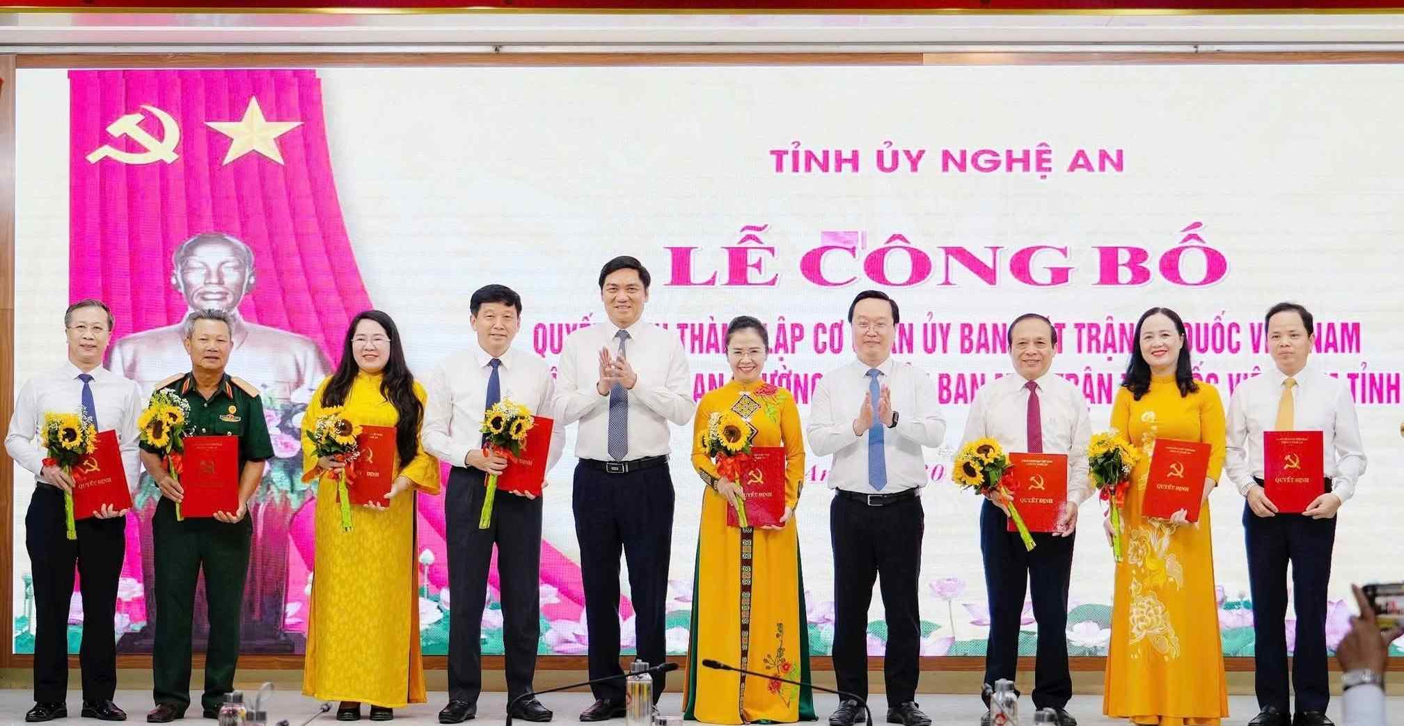 응에안성 당위원회는 응에안성 베트남 조국전선 위원회 지도자들에게 결정을 발표하고 수여하는 행사를 개최했습니다. 사진: Ngoc Anh