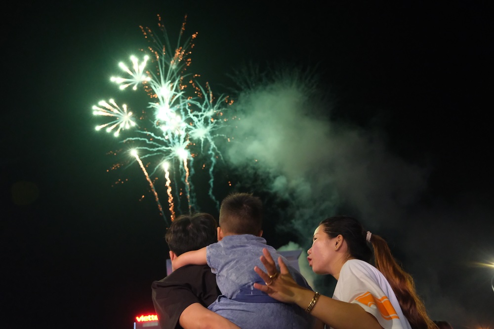 カマウとバクリーの合併を祝う花火を見に熱狂する人々