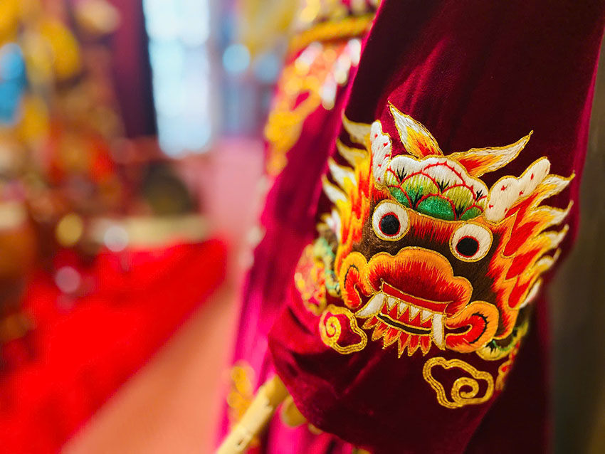 Hand-embroidered details on the costumes of street art. Photo: Mi Lan