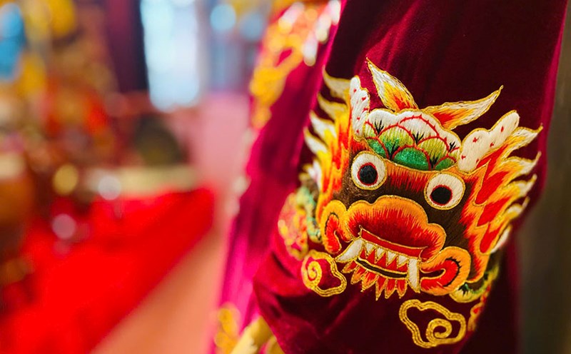 Hand-embroidered details on the costumes of street art. Photo: Mi Lan