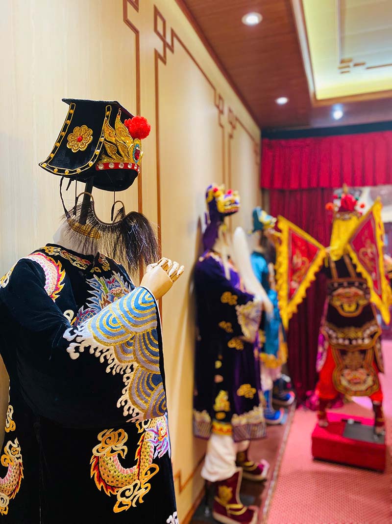 Nhung bo phuc trang dat do duoc trung bay o rap Hong Ha. Theo thong tin, nhung bo phuc trang nay rat dat tien, duoc bao quan can trong. Anh: Mi Lan